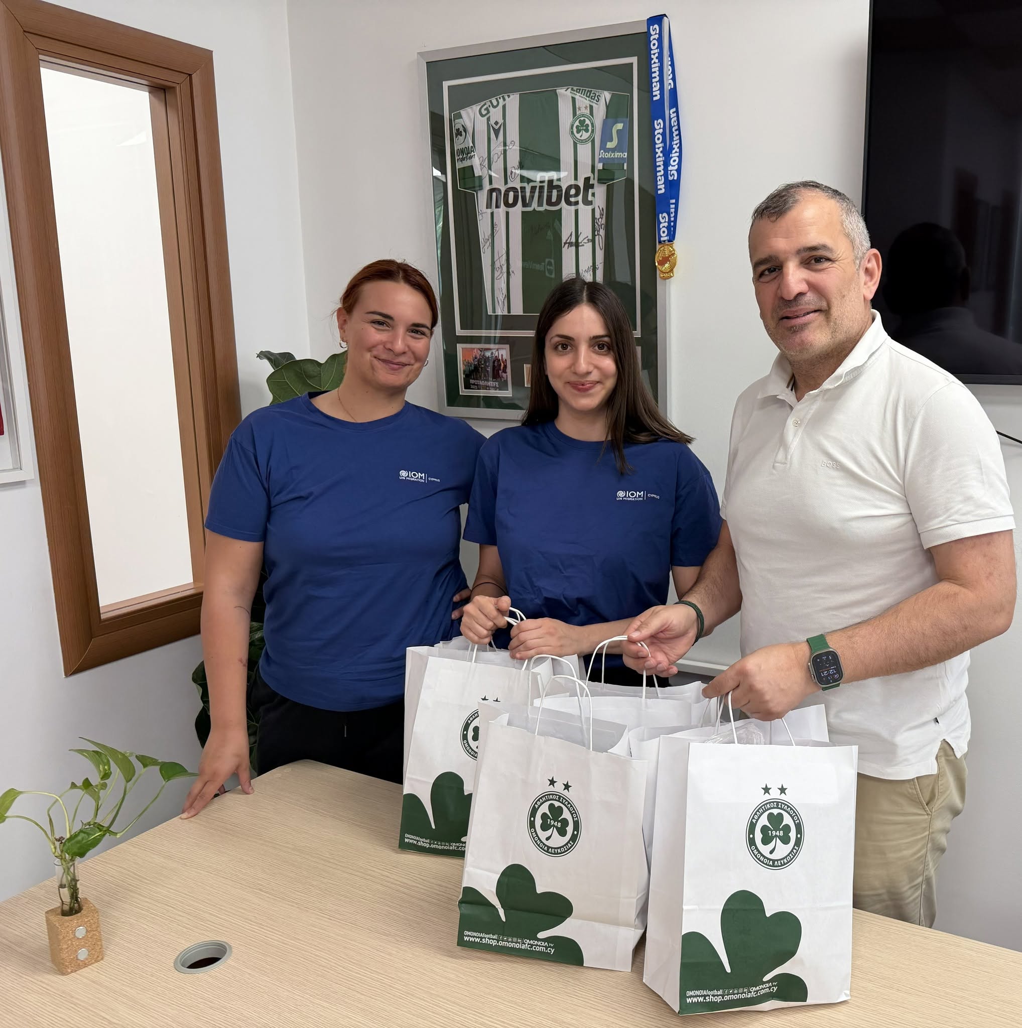 Το OMONOIA Foundation προχώρησε στην παράδοση ποδοσφαιρικών παπουτσιών σε παιδιά με μεταναστευτικό & προσφυγικό υπόβαθρο